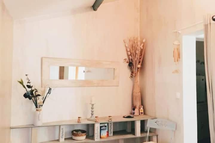 Appartement rouge avec jardin Eymoutiers  Extérieur photo