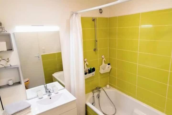 Appartement rouge avec jardin Eymoutiers  Extérieur photo