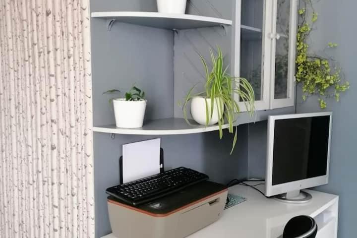 Appartement rouge avec jardin Eymoutiers  Extérieur photo