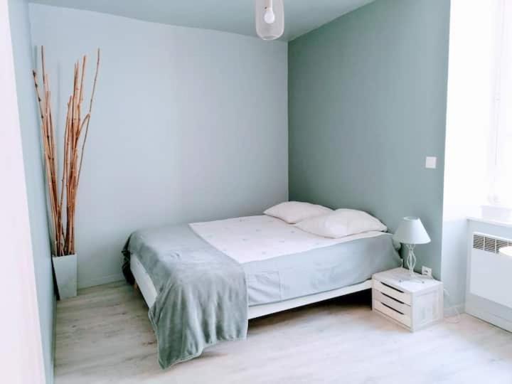 Appartement rouge avec jardin Eymoutiers  Extérieur photo