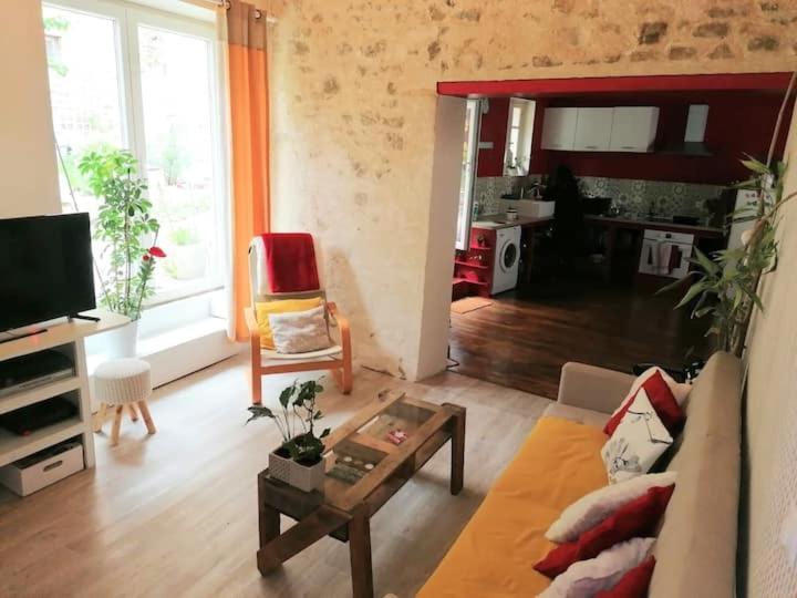 Appartement rouge avec jardin Eymoutiers  Extérieur photo