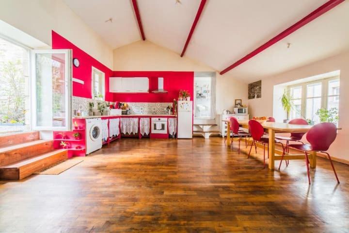 Appartement rouge avec jardin Eymoutiers  Extérieur photo