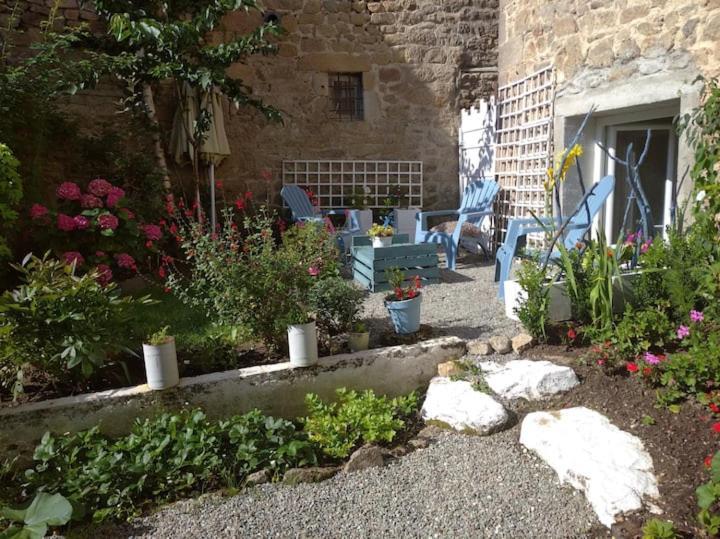 Appartement rouge avec jardin Eymoutiers  Extérieur photo