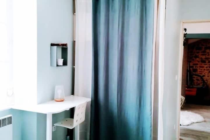 Appartement rouge avec jardin Eymoutiers  Extérieur photo