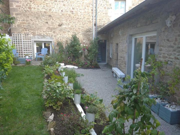 Appartement rouge avec jardin Eymoutiers  Extérieur photo